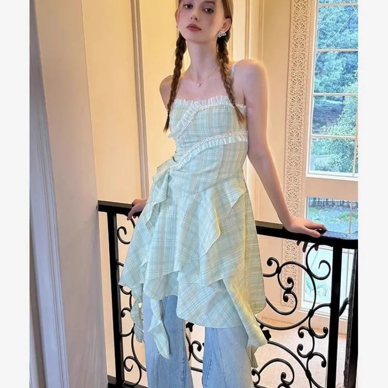 2025 夏の女性のファッション人格不規則なミニドレス女性ストラップレスキャミソールグリーンチェック柄スパゲッティストラップフリルドレス