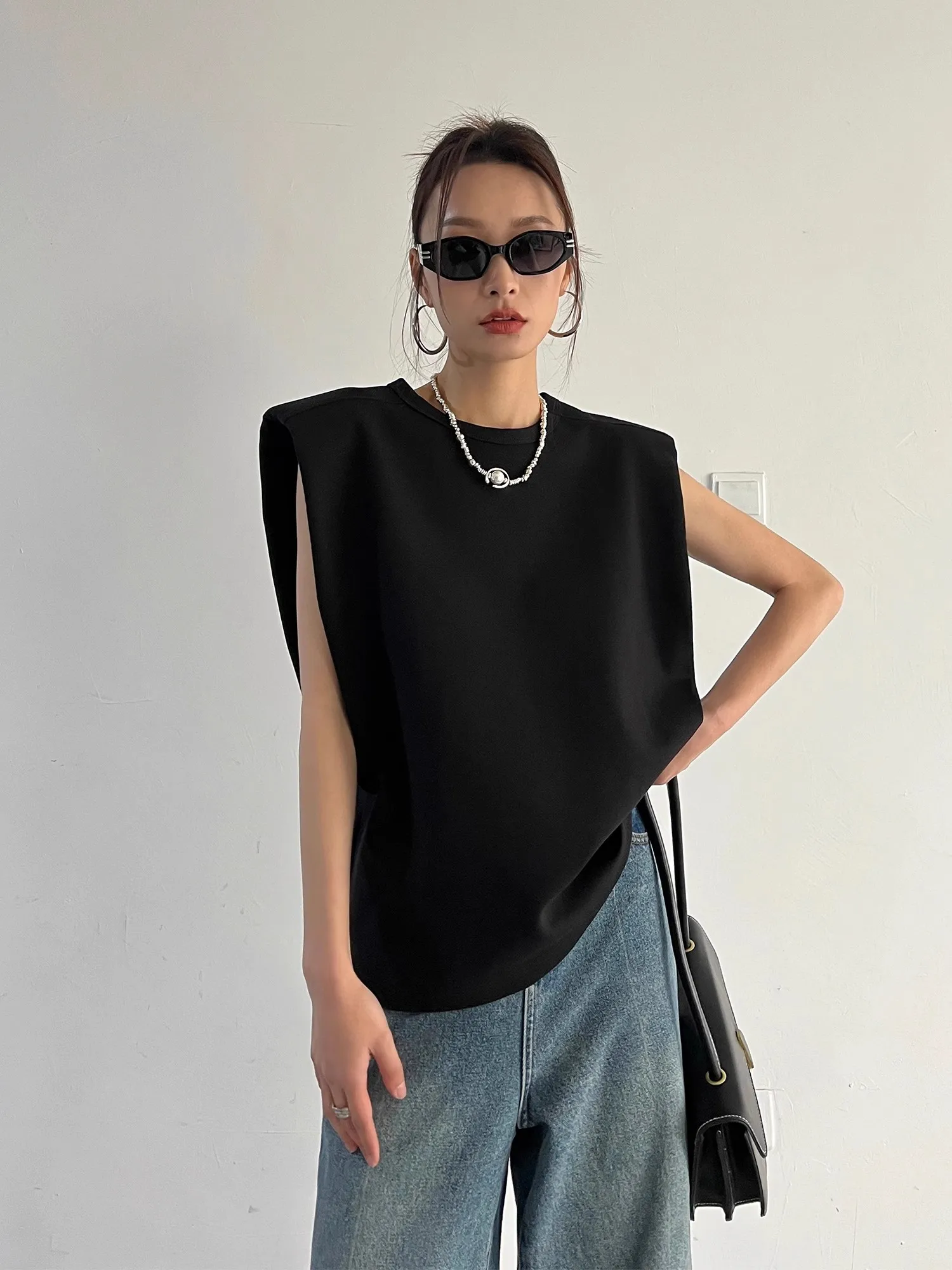 2025 Zomer Nieuwe Sle Koreaanse Loose Fit oulder Pad Vest Top vrouwen Svel Rechte Hoek Pendelen Dunne Pure Kleur t-shirt