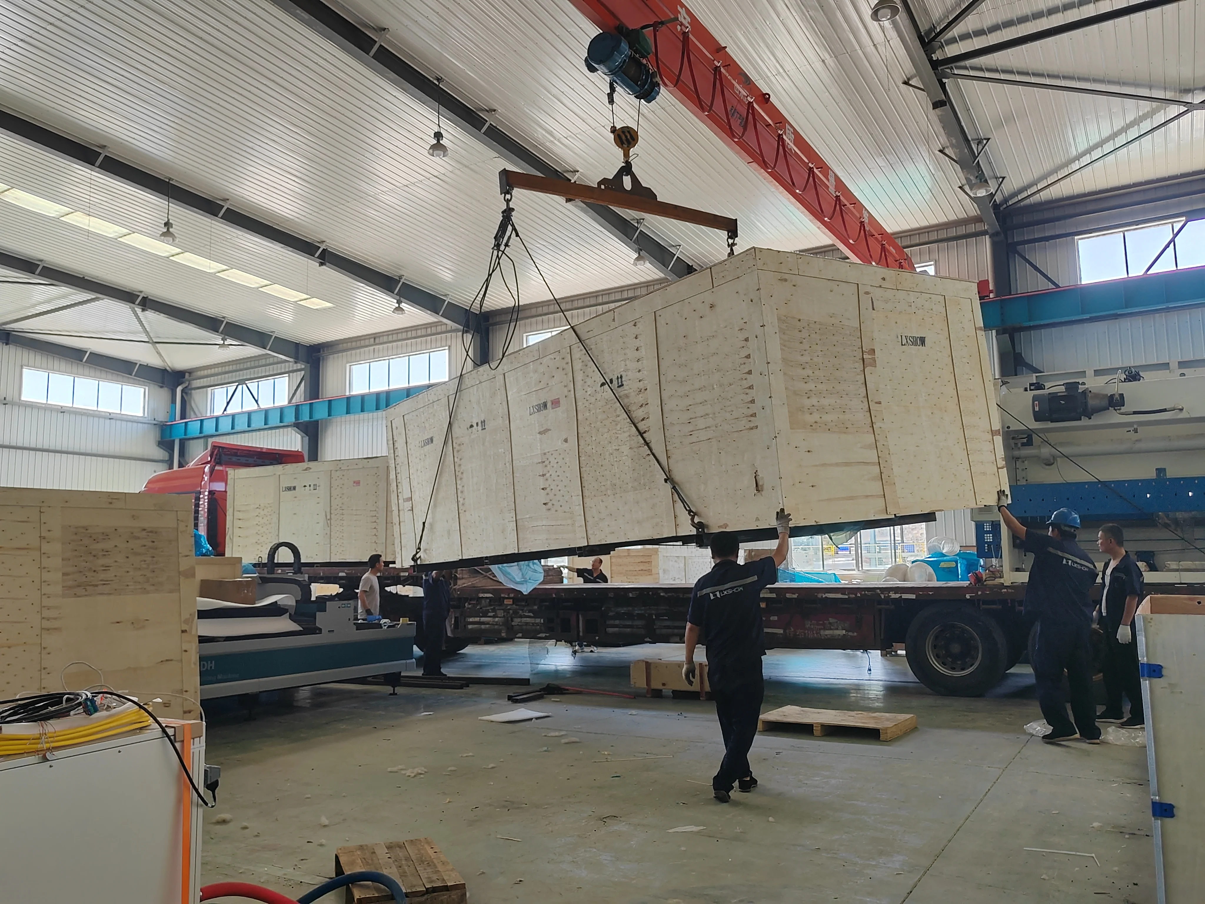 High Power Good Quality Fiber Laser Cutting Machine With Double Table And Cover