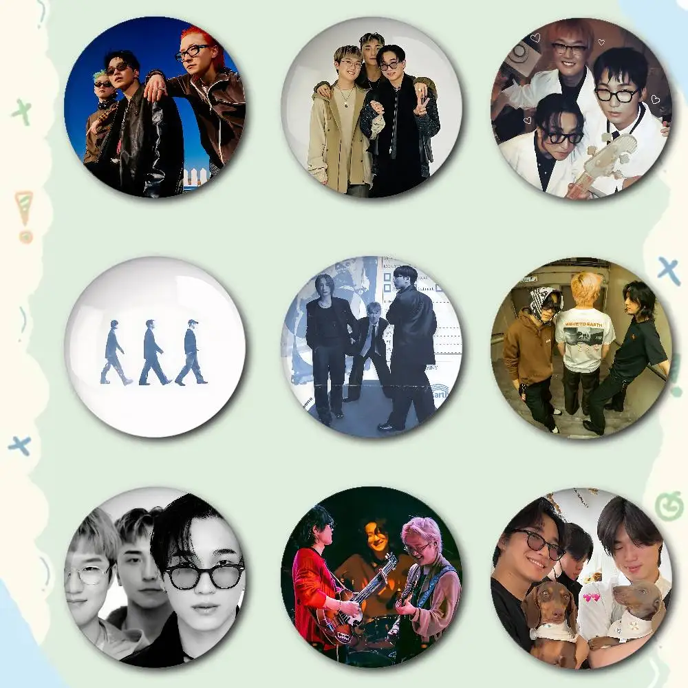 W-Wave To Earth Badges Fashion New Hip Hop Versatile Round Metal Badge Cartoon Pin Gift Wholesale