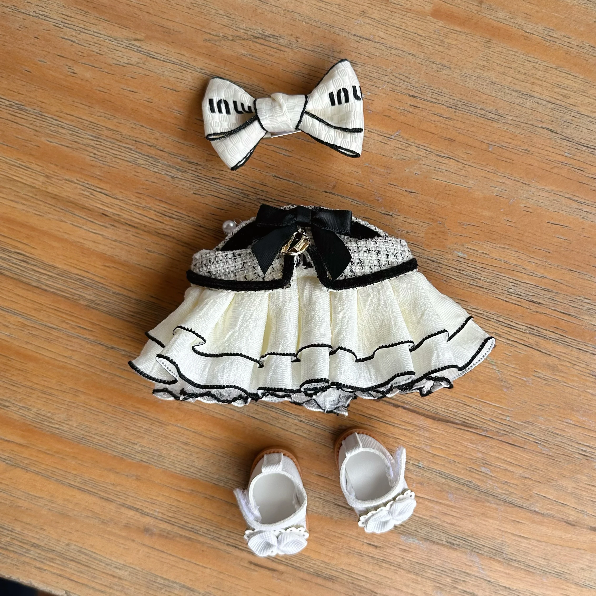 Erste, zweite und dritte Generation Blindbox-Anhänger, Canvas-Kleidung, Labubu-Vinylpuppen, beige Abendkleider, Kleider usw