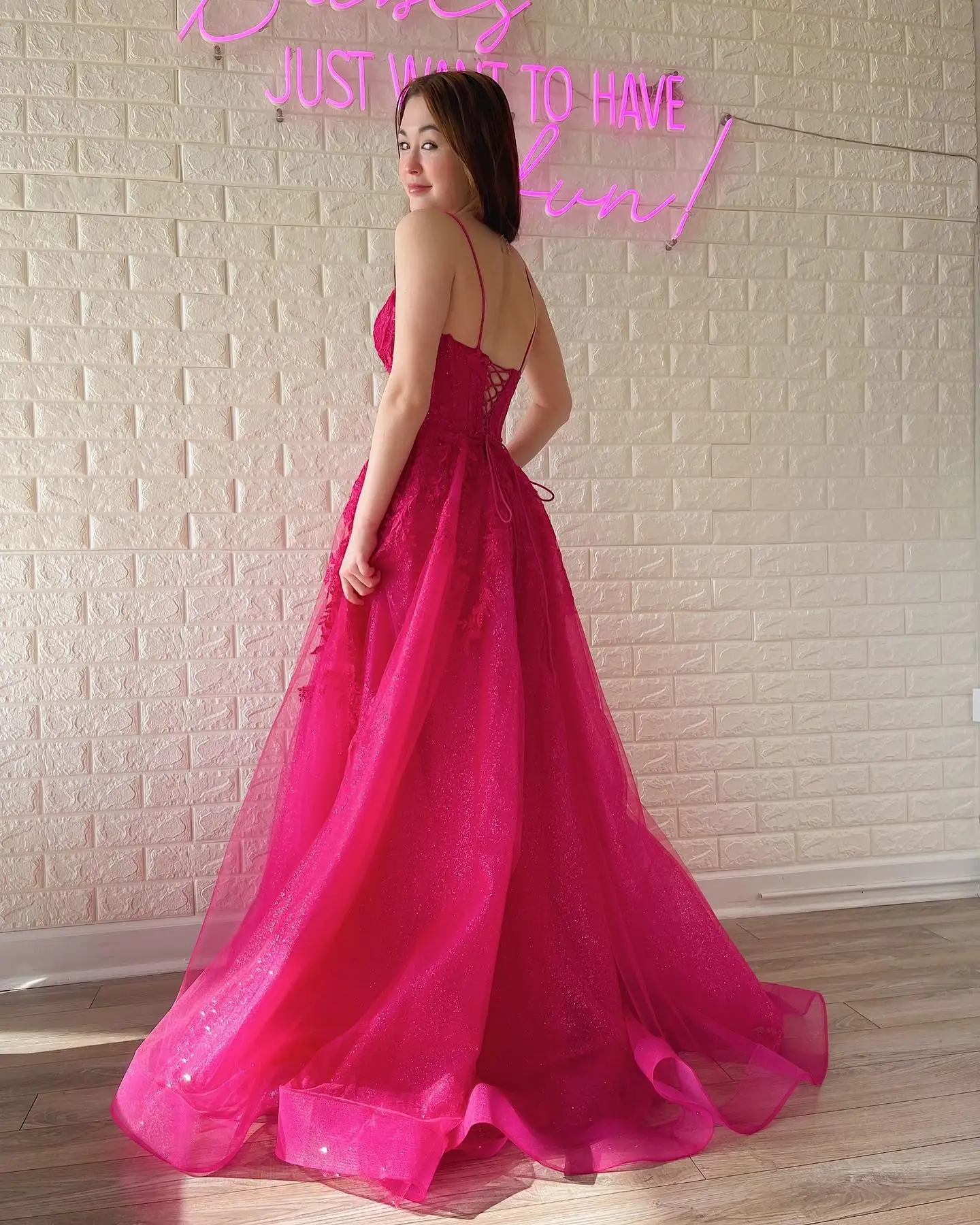 Sparkly สปาเก็ตตี้สายรัด A-Line Tulle PROM Dresses V คอ Appliques Sequins Ruched ชุดราตรีหรูหราชุดสตรี