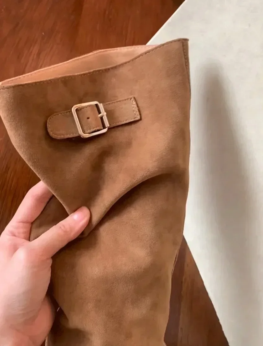 Herbstliche, runde Zehenpartie, hohe, minimalistische Stiefeletten mit stilvollem Gürtelschnallendesign. Vielseitige und praktische Westernstiefel. – Detail 12