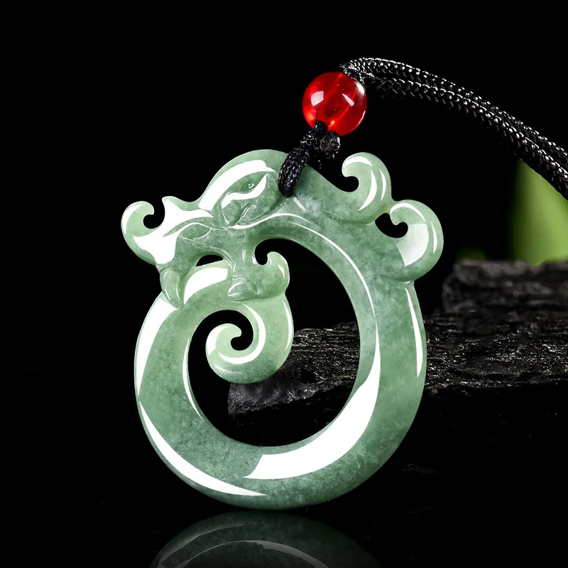 

Зеленый бирманский жадеит Дракон Кулон Резной амулет Настоящий нефрит Роскошные аксессуары Дизайнерская мода Винтажное ожерелье