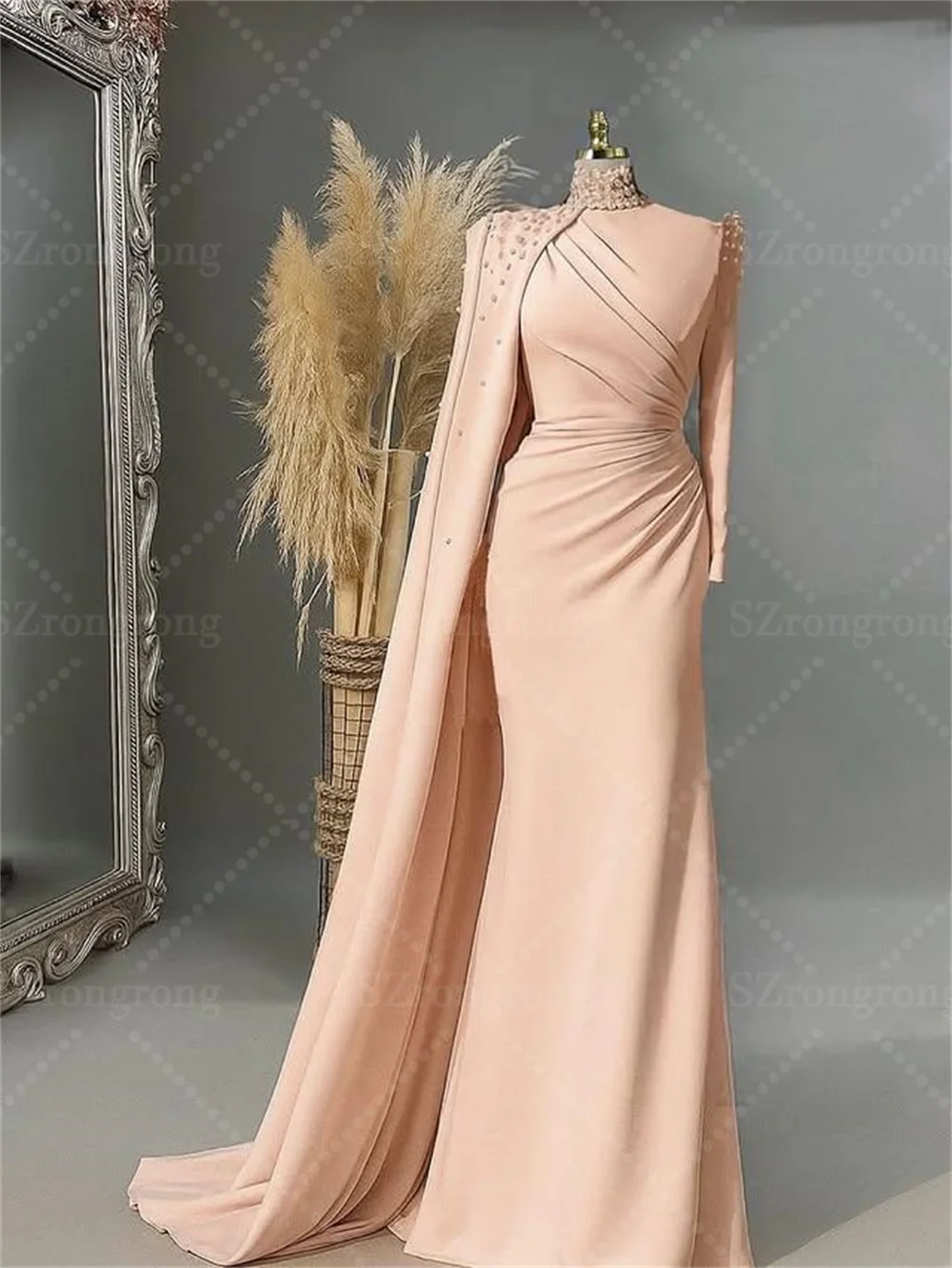 فستان سهرة مصنوع حسب الطلب بأكمام طويلة ورقبة عالية من الساتان مطوي مطرز بالخرز غمد طول الأرض بدون ظهر للحفلات الراقصة مع قطار