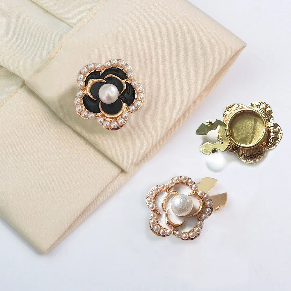 2 SZT. Modne metalowe guziki w kształcie kwiatów z kokardką i perłą do dekoracji odzieży DIY, ozdobne guziki ze stopu do koszul i rękawów.