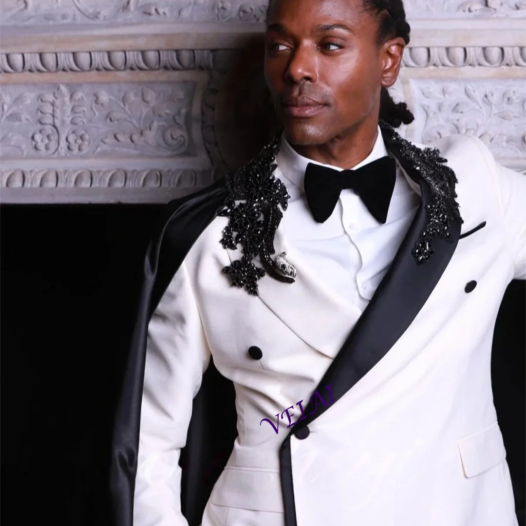 

Luxury Men's White Suits Groomsman Wedding Beading Crystals 2 Piece Jacket With Short Satin Cape Fashion Formal Wear Customized