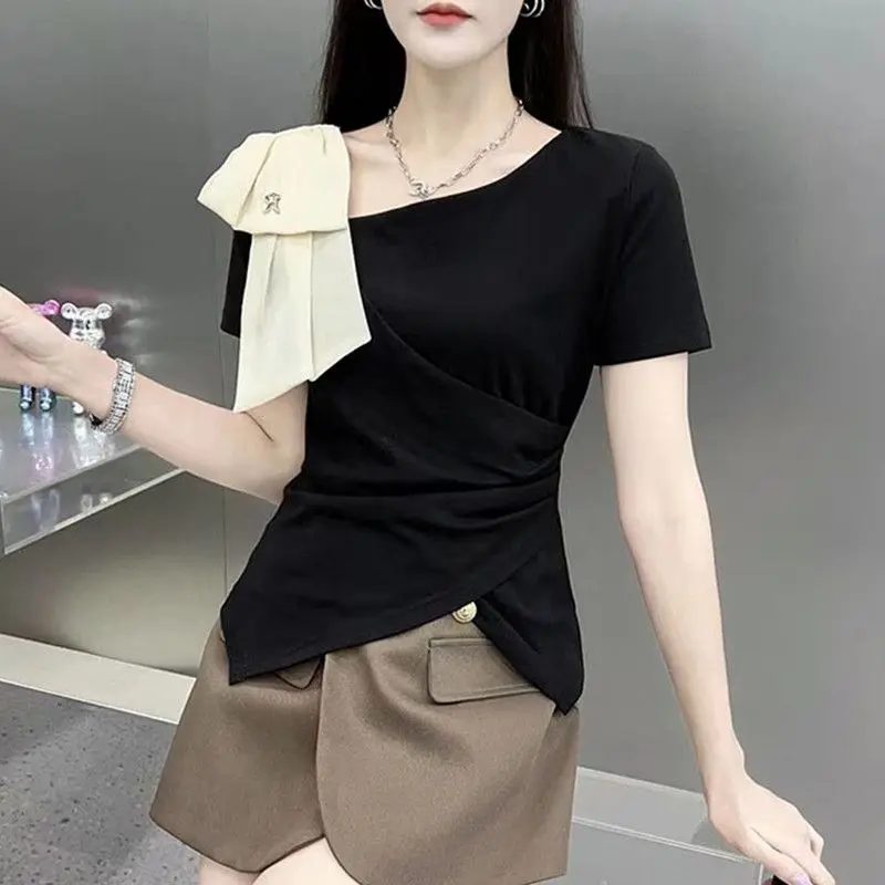 새로운 여름 스타일 불규칙한 경사 목 디자인 여성용 반팔 티셔츠는 슬림하고 우아한 탑을 보입니다.