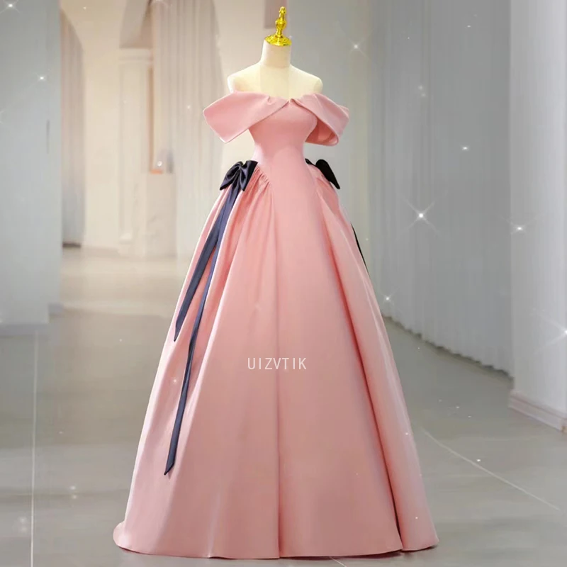 Rosa schulterfreies Prinzessin-Abschlussballkleid, schmales, süßes Quinceanera-Kleid mit Schleife und Schnürung, luxuriöses, bodenlanges Hochzeitskleid aus Satin