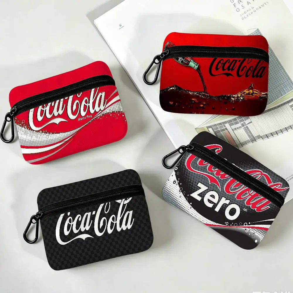 Carteira Mini de Moedas em Tecido Oxford C-Coca C-Cola com Zíper Suave e Design de Pendurar, Bolsa Pequena Multiuso para Viagem