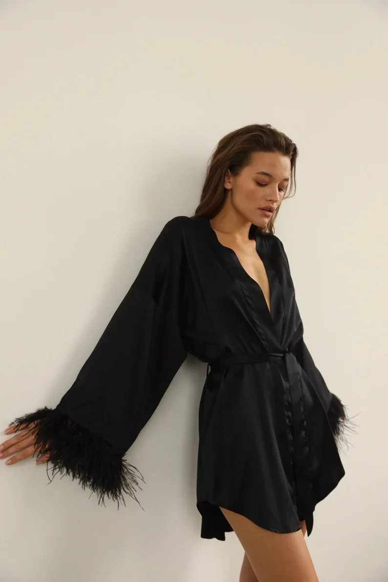 Satin kurze Roben mit schwarzen Boudoir Braut Bademantel Hochzeits feier Brautjungfer Geschenke reine Seide Kimono Robe mit Feder