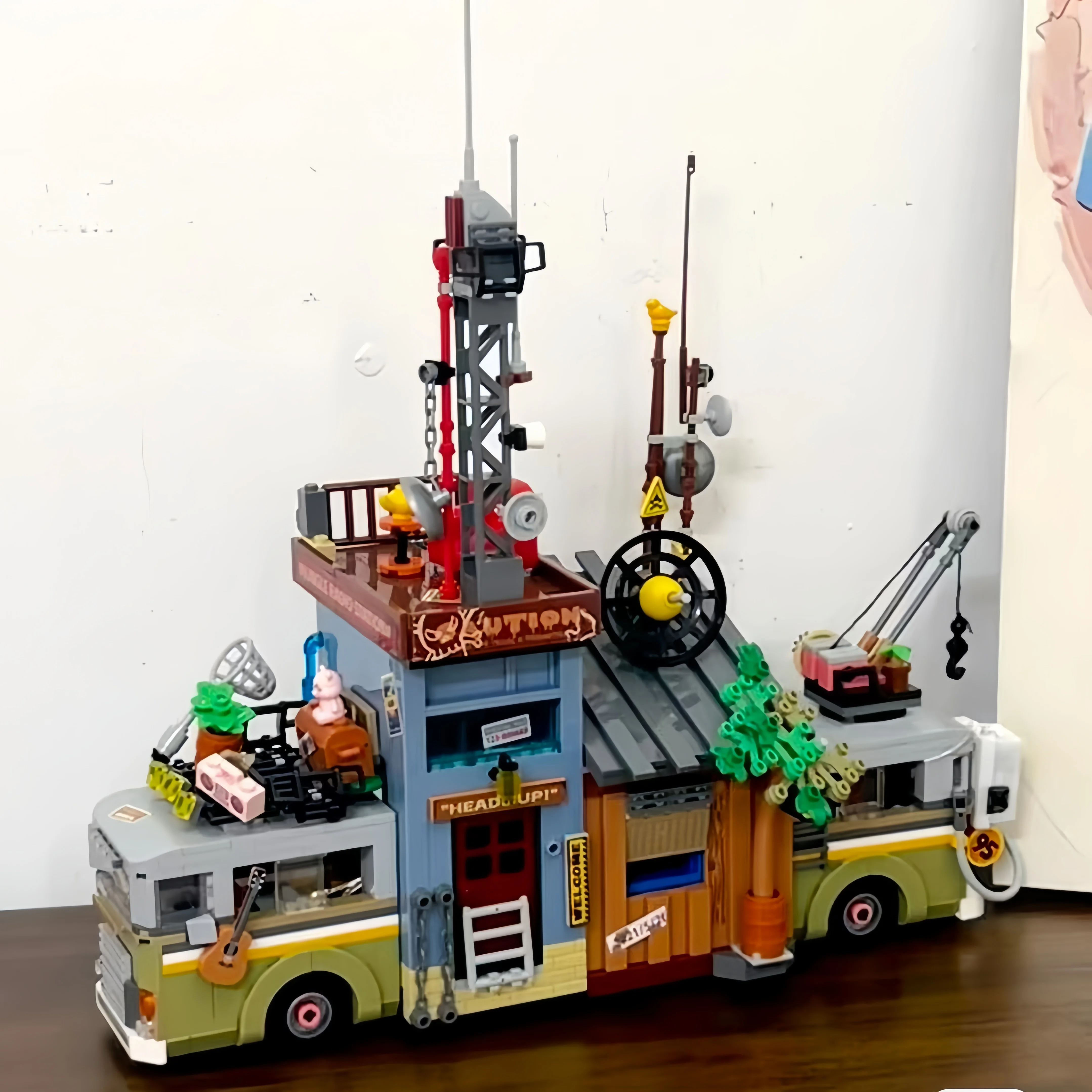 Creative Radio Station Rv Building Block Set Model, Suitable for Home Decoration and Living Room Ornaments, Creating a Romantic and Warm Family Life, Perfect for Christmas, Halloween, and Valentine's Day Gifts