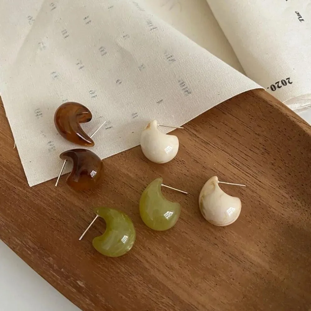 Retro Amber Brown Comma Earrings 3