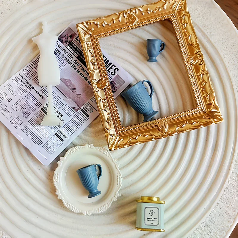 1 pz casa delle bambole francese retrò mini piede alto rilievo tazza di caffè con manico decorazione scena in miniatura tazze con stelo di fascia alta