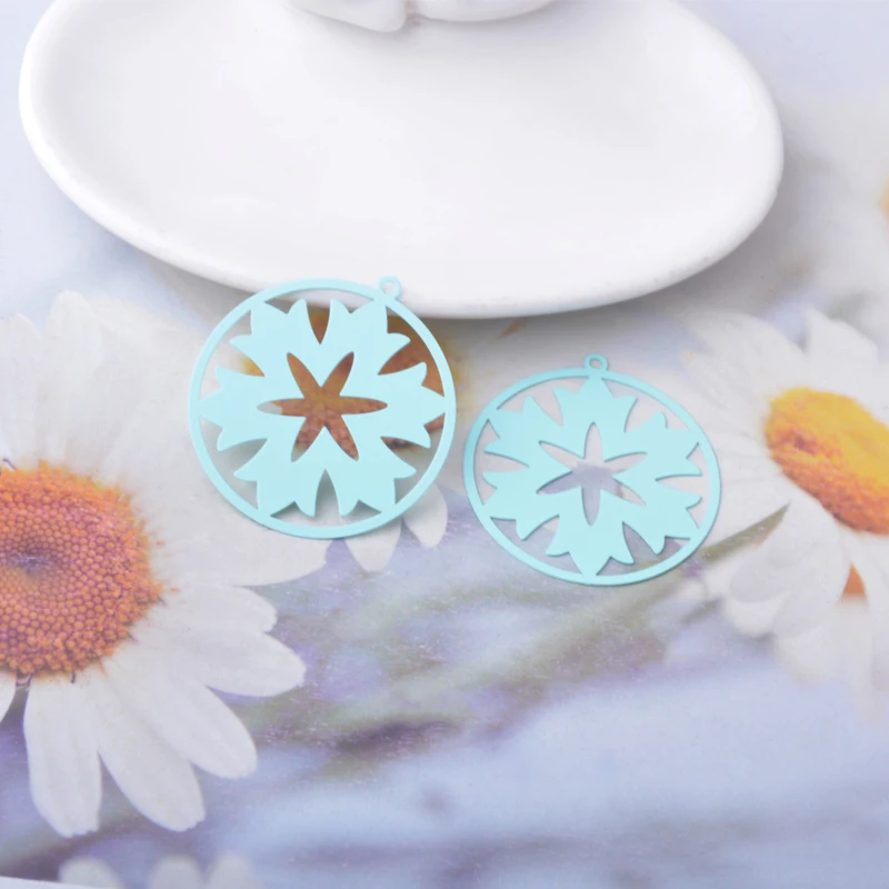 20 Stück AB9335 Messing-Schmuckanhänger in Form von Schneeflocken und Blättern, bemalte Weihnachtsanhänger, DIY-Accessoires für Damenohrringe – Detail 6
