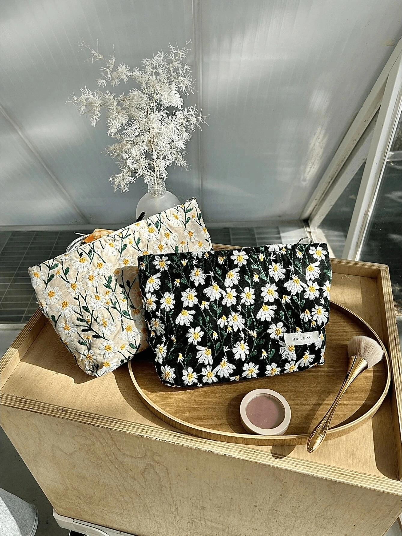 Embroidered Daisy Flower Floral Cosmetic Bag Portable Travel Bag Carry On Makeup Bag Skin Care Bag Toilet Bag Gift Box Women