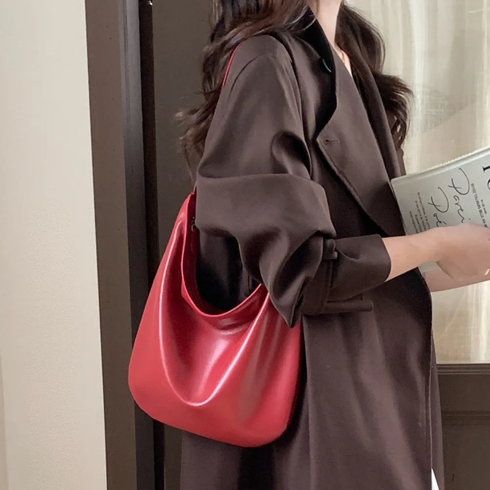 

Minimalist Retro Wind Bucket Bag 2026 New Shoulder Practical Watchable Leather Niche Messenger Commuter Women's Unique Texture