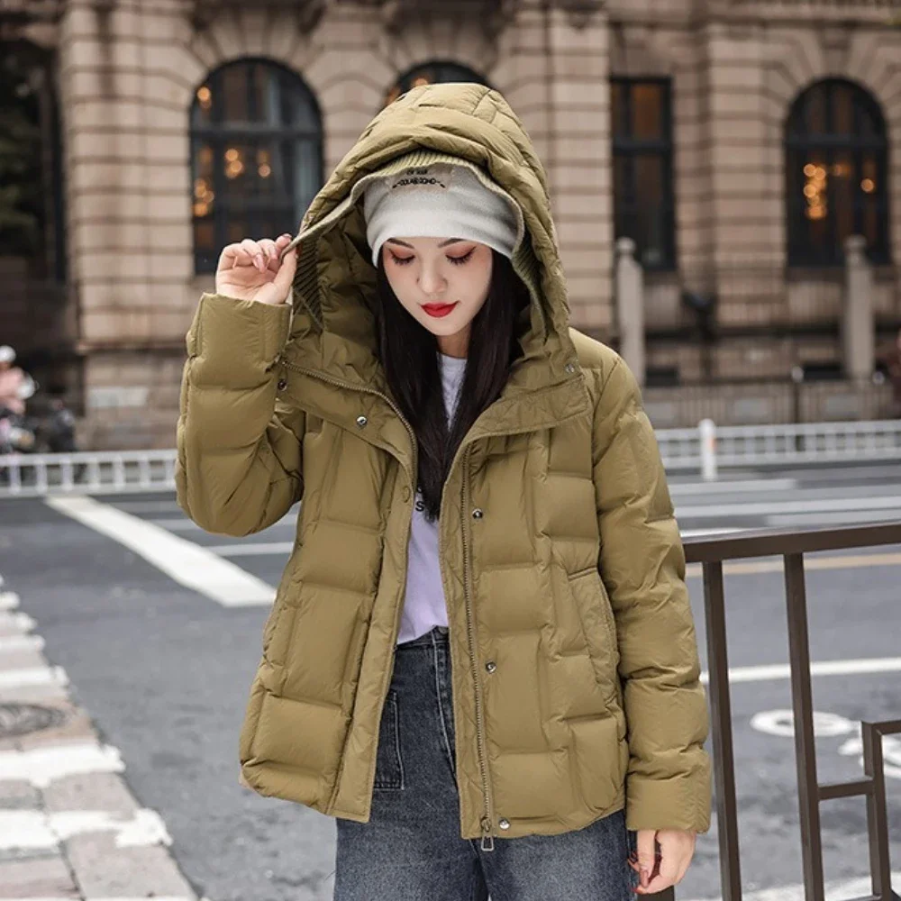 سترة خفيفة للنساء دافئة 2025 شتاء فضفاض قصير 90% الأبيض بطة أسفل معطف الخريف مقنعين أبلى موضة سترة منفوخة سيدة