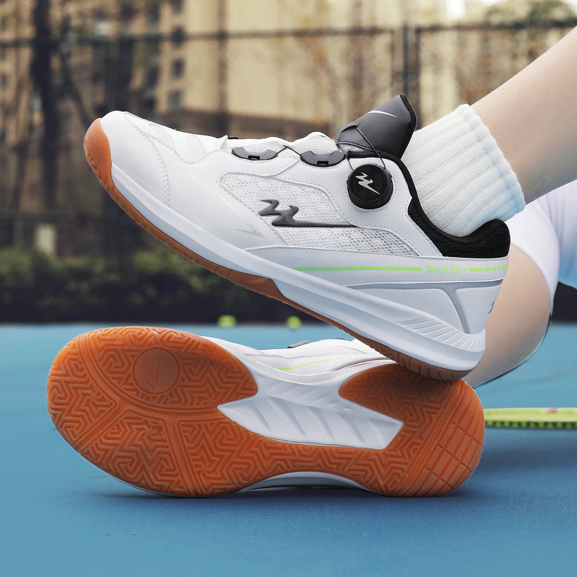 2026 Nueva marca de zapatos de bádminton, zapatos de voleibol profesionales para jóvenes, zapatos de tenis de mesa ligeros y transpirables para niños