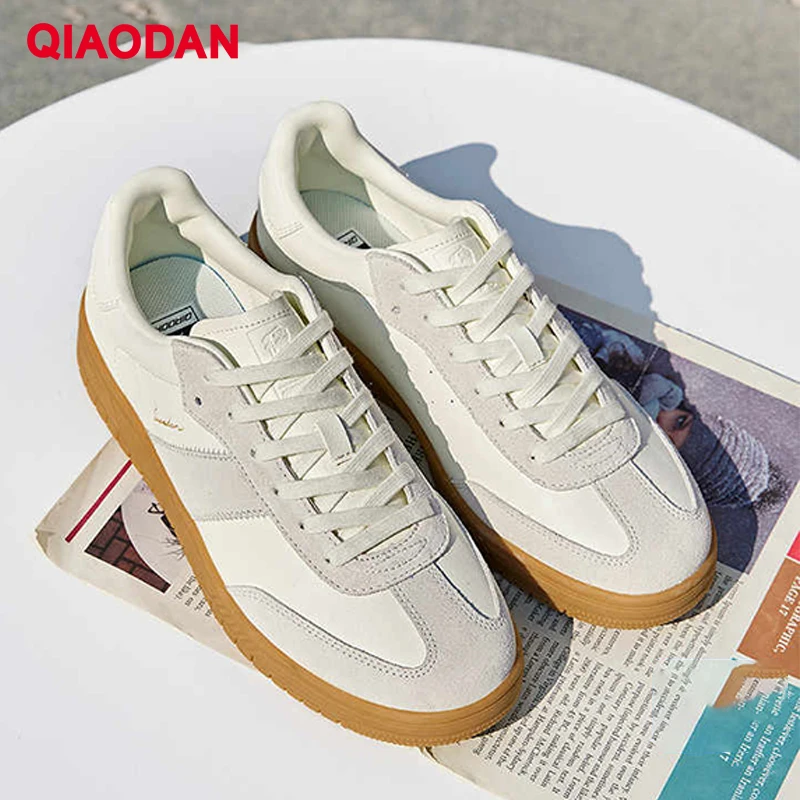 

QIAODAN спортивная обувь на плоской подошве, мужская модная легкая прогулочная обувь для отдыха, легко чистящиеся удобные студенческие кроссовки QXL053251530R