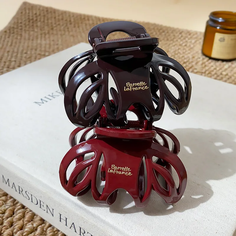 Sophisticated wide-style large claw clip for women—perfect for thick hair, elegant and versatile for styling at the back of the