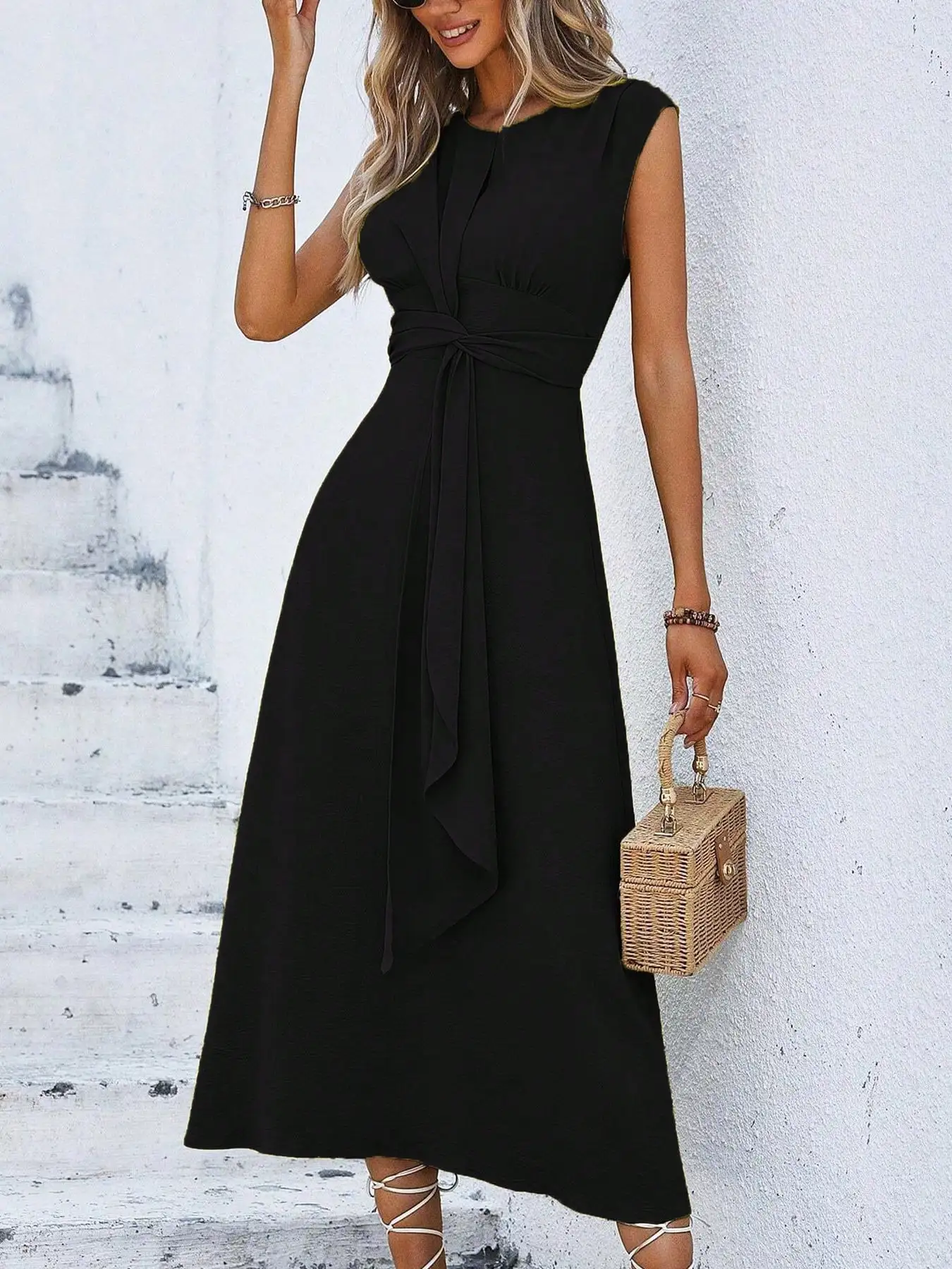 

Черное платье миди без рукавов с завязками на талии и юбкой А-силуэта