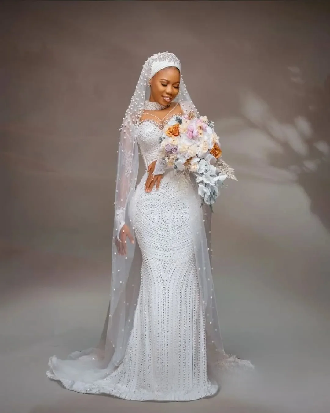 맞춤형 오프 화이트 아프리카 웨딩 드레스 신부용 인어 웨딩 가운 하이넥 긴 소매 진주 장식
