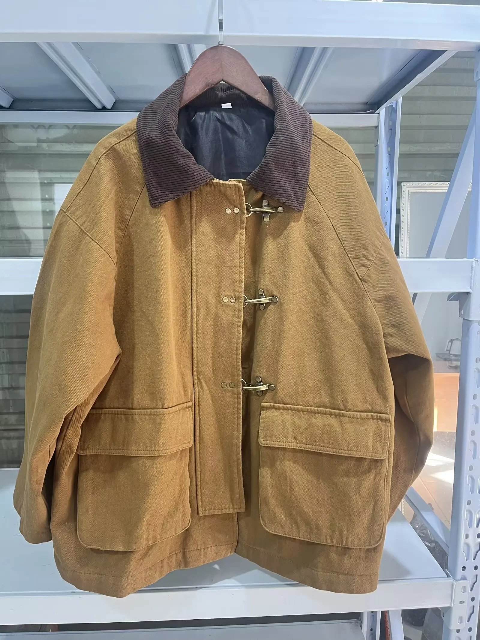 

Шикарная женская коричневая уличная куртка с вельветовым воротником и застежкой-крючком, зимнее повседневное пальто большого размера с карманами, модная верхняя одежда 2025 г.