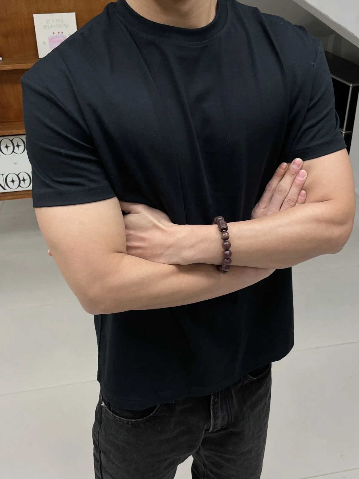 Solid color short-sleeved shirt,perfect for summer wear, versatile style, simple and breathable, suitable for various occasions.