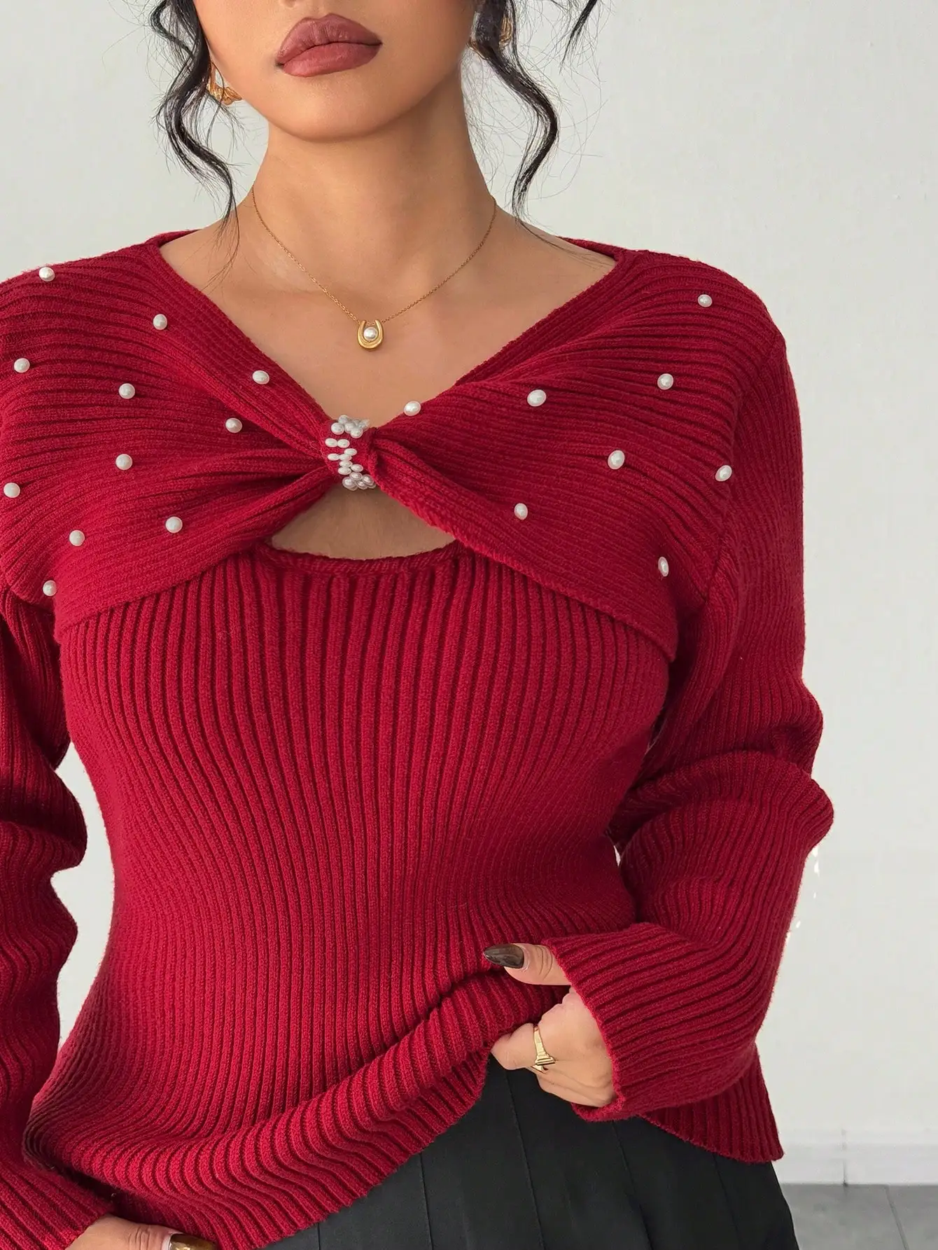 

Красный вязаный свитер с жемчужными украшениями и узлом спереди для женщин
