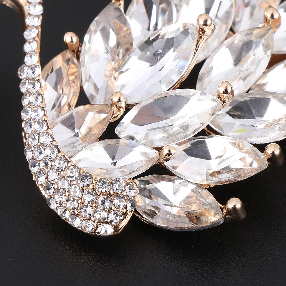 

Elegant Zircon Swan Brooch Stylish Jewelry Pin for Women Casual Clothing Dress Shirt Shawl Sweater Banquet Party Prom Daily