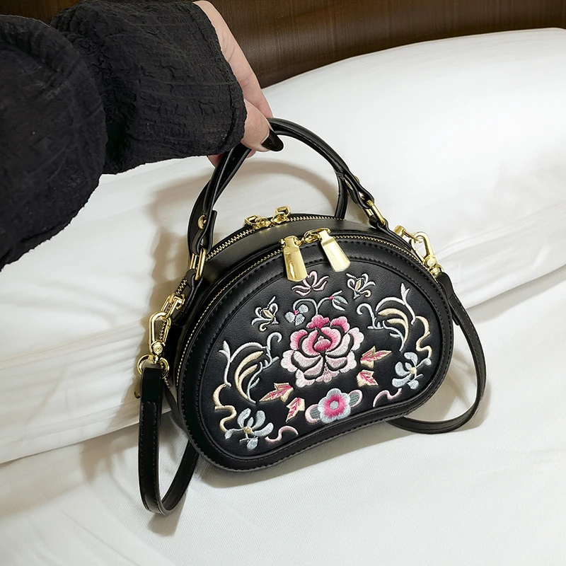 

New Chinese Sle Embroidered Handbag Women's Faion Artistic oulder Crossbody Bag Small round Bag Youth Zipper Closure