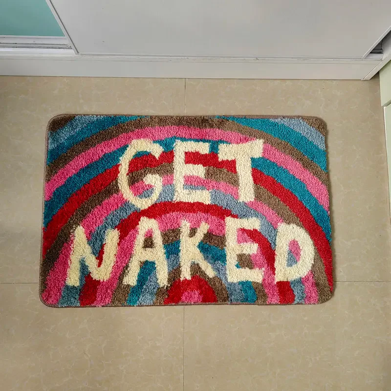 سجادة VIKAMA Faux Cashmere Get Naked ناعمة ومريحة. إنها ديكور منزلي بجانب حوض الاستحمام في بهو المدخل