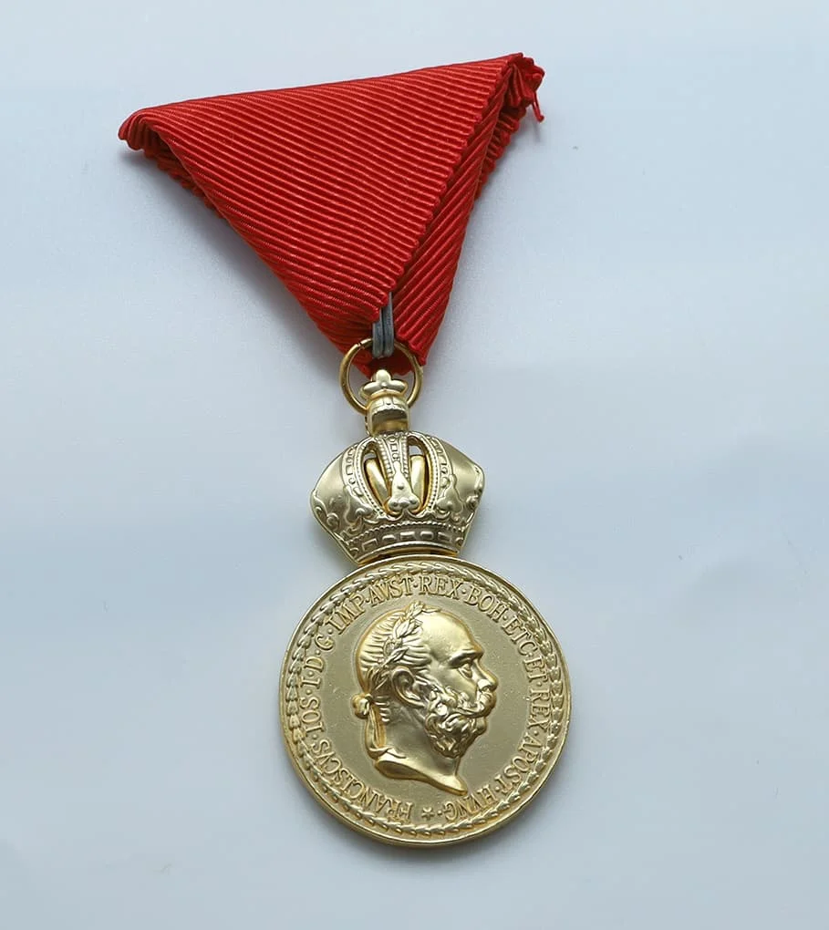 Médaille militaire d'honneur en or de Frédéric-Joseph Ier avec épées |   Réplique du ruban de guerre Autrichie-Hongrie