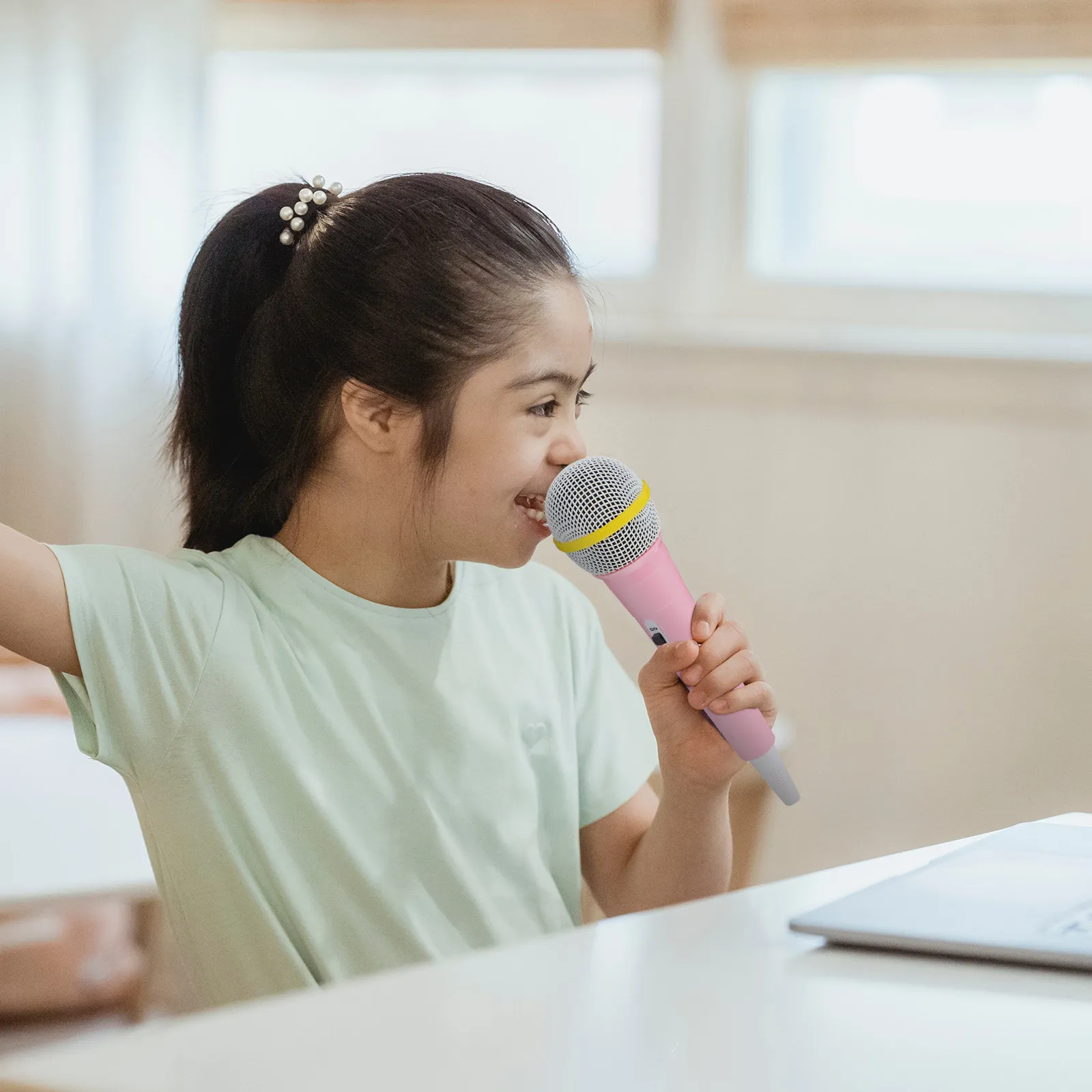 

Легкий компактный имитационный микрофон-реквизит для детских сценических выступлений, косплея, синхронизации по губам, креативный реалистичный дизайн, пластик