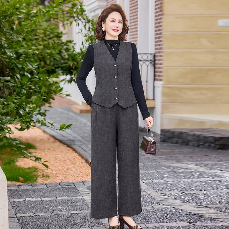 

Весенний модный комплект из трех предметов для женщин среднего и старшего возраста: жилет, топ и брюки из комфортного полиэстера.