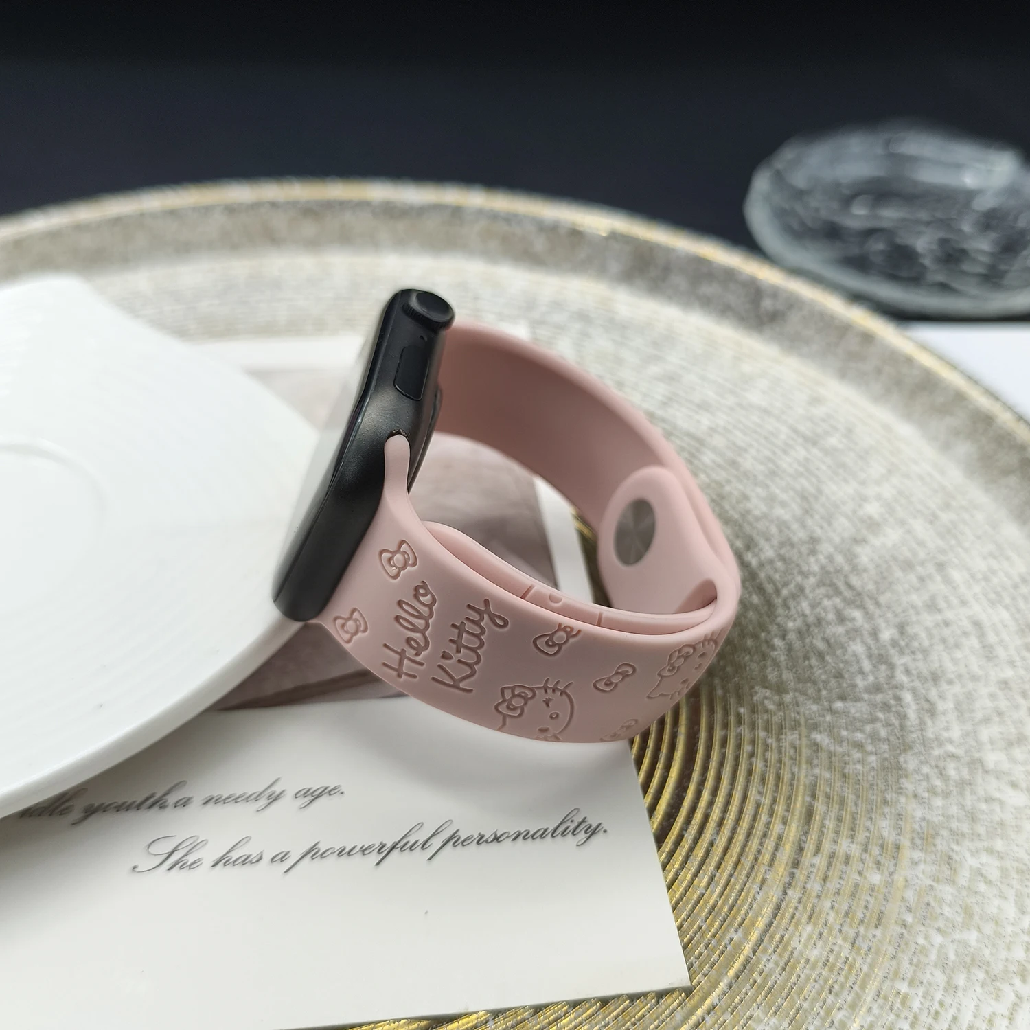 

Сплошной цвет для Hello Kitty, силиконовый ремешок с гравировкой для Apple Watch S11 S10, 42/46 мм, 45/44/41-38 мм, милый ремешок для iwatch Ultra 49