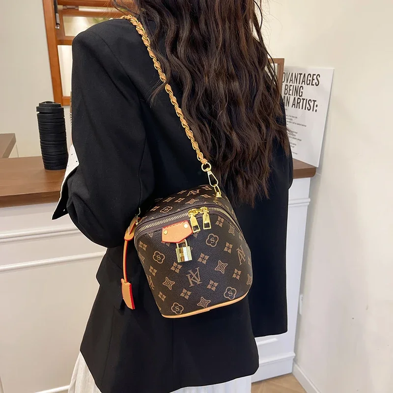 

High-End Vintage Paris Fashion Clutch Bag For Women Featuring Letter Logo And Simple Unique Design