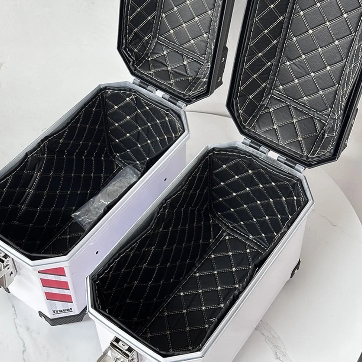 2Pcs Heavy-Duty Motorcycle Side Cases, a Pair Made of Pp Plastic, Come with Mounting Brackets, Safety Locks, Reflective Strips, and Lining, Suitable for All-Round Protection and Storage of Camping/Atv Gear, Helmets, Fishing Gear, and Camping Equipment, with Ergonomic Handle Design, Are a Must-Have Accessory for Vehicles.