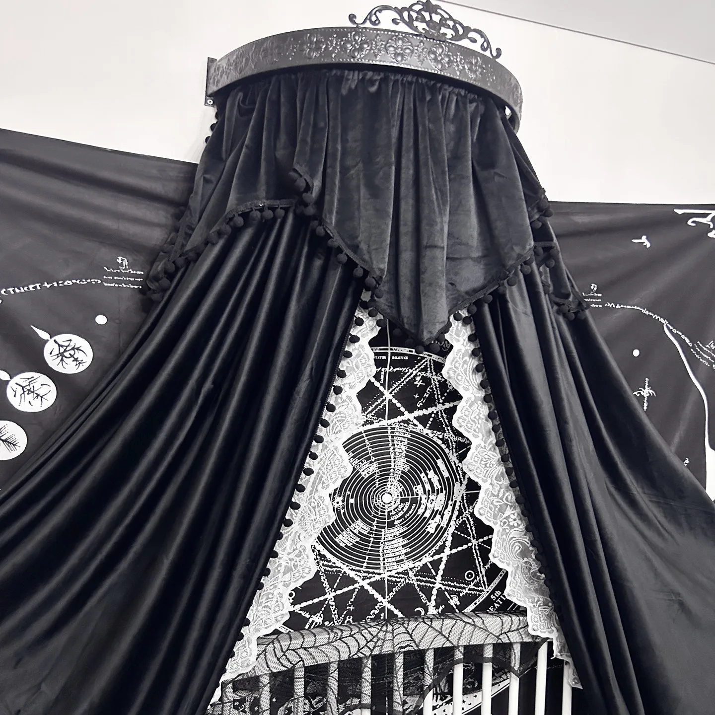 

Dark Windbed Mantle Black Velvet Bedside Curtains for Living Room Medieval Lace Medieval Gothic European Charm Frame Luxury