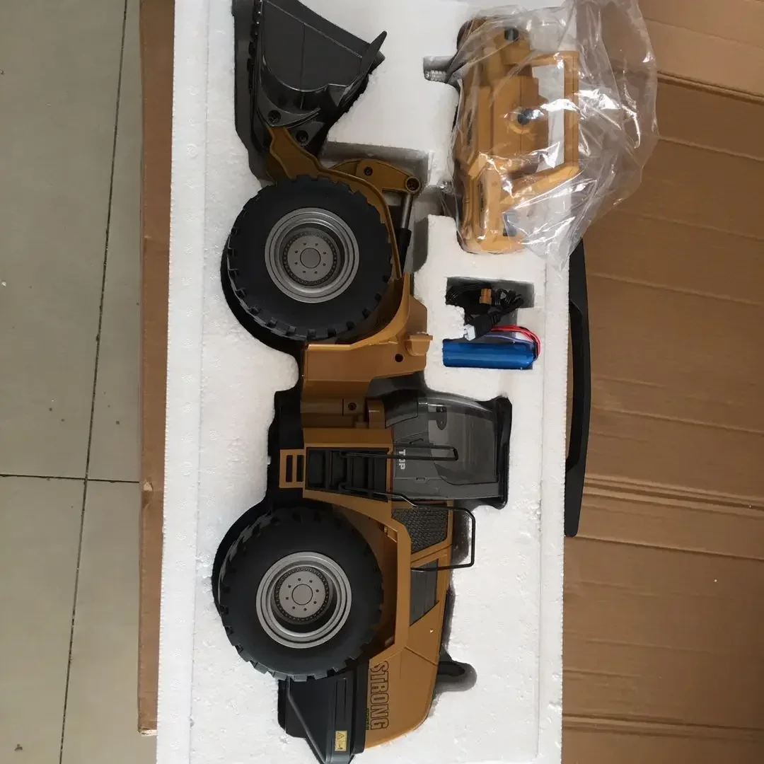 Effect remote control rechargeable car 1/14 scale 22 Channels 2.4GHz  Huina 1583  V4  big RC Bulldozer Wheel Loader