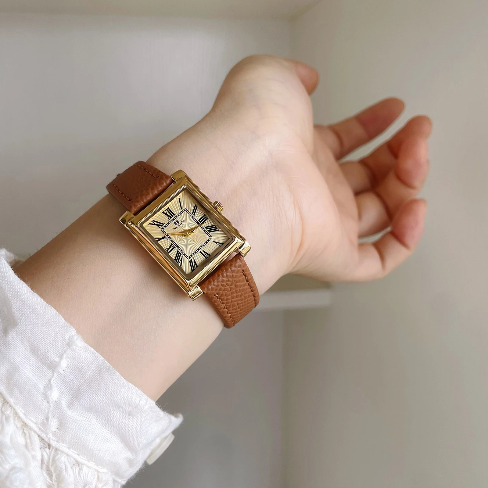 Elegant women's wristwatch, leather strap, simple retro square quartz watch, 2025 new style, student watch, women's accessory.