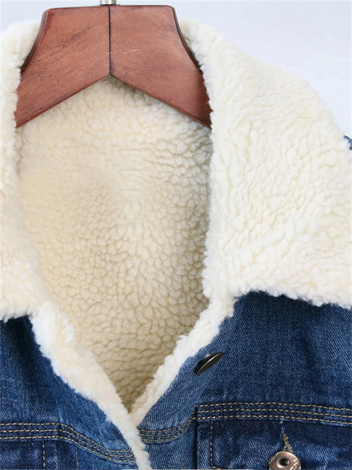 Giacca in denim retrò in pile di agnello caldo e in pile da donna versatile per l'autunno e l'inverno, comoda per i pendolari quotidiani