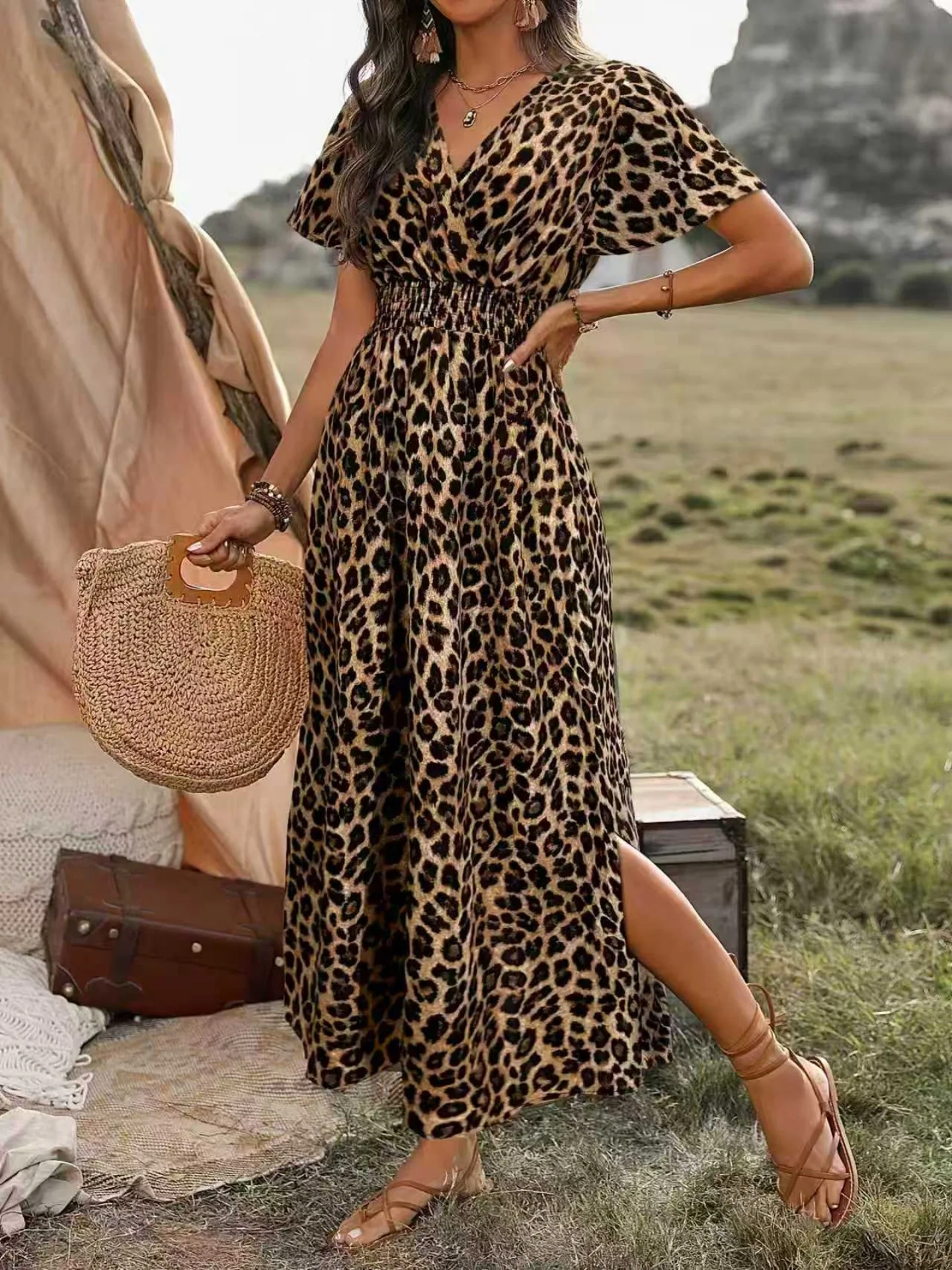Vestido midi con escote en V y cintura con estampado de leopardo y mangas aleteadas en estilo bohemio vintage.