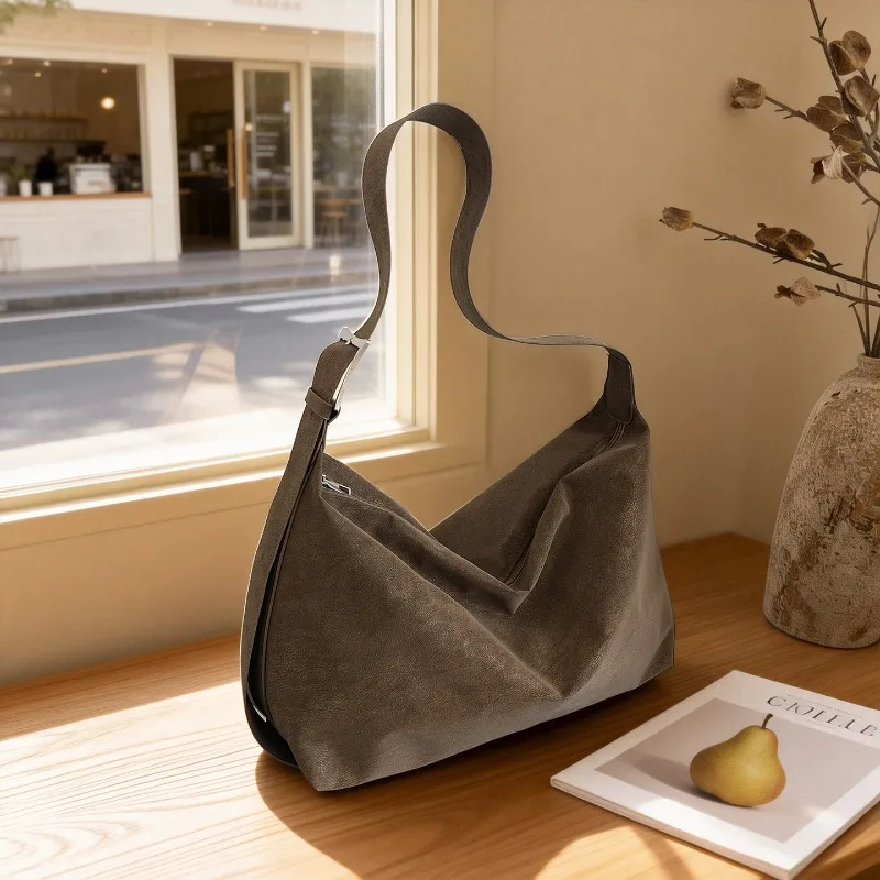 TRAVEASY Marke 2026 Neue Einfarbige Retro Vintage Casual Unterarmtasche Damen PU Wildleder Tägliche Pendler-Trendige Vielseitige Tragetasche