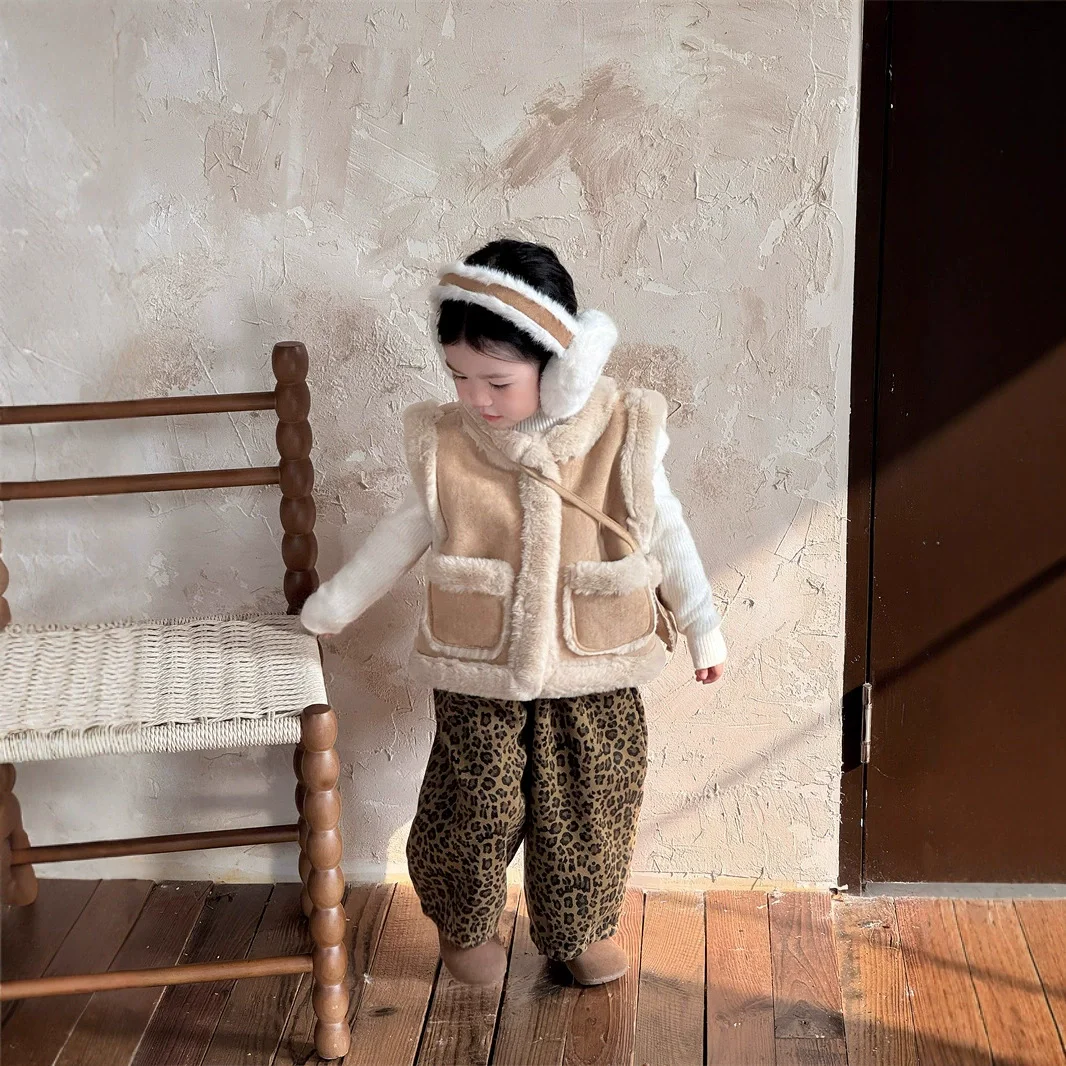 الفتيان والفتيات سترة الغزلان الجلد المخملية مركب صوف الضأن شتاء دافئ الكتف أعلى 2025 ملابس الأطفال الجديدة مع علة