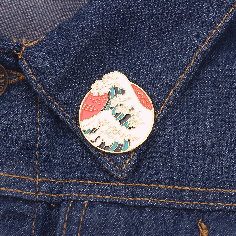 The Great Wave Brooch On The Collar Round Enamel Pin the Coast of Kanagawa Badges Hokusai Painting Art for Women Men Jewelry