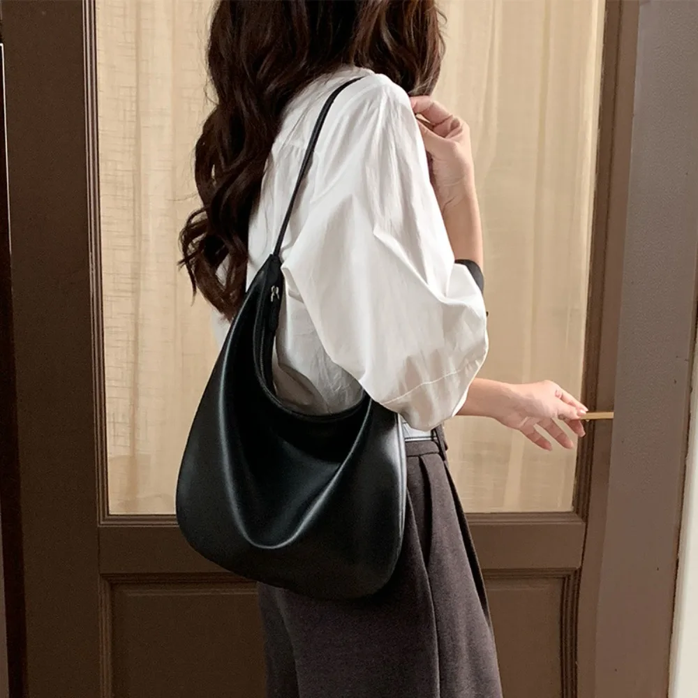 Minimalist Retro Wind Bucket Bag 2026 New Shoulder Practical Watchable Leather Niche Messenger Commuter Women's Unique Texture