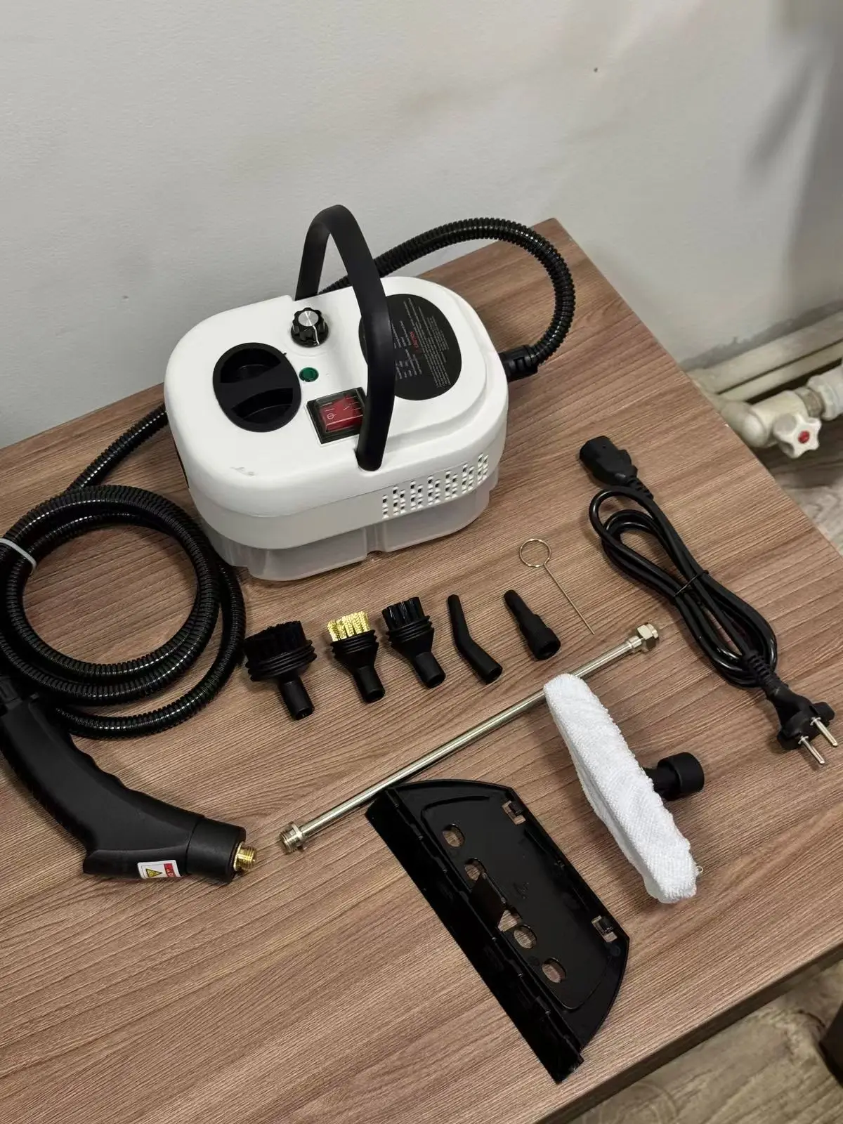 Ручной пароочиститель с системой нагрева мощностью 2500 Вт, самоочищающейся щеткой, шлангом 10 м — быстрая пара за 30 секунд