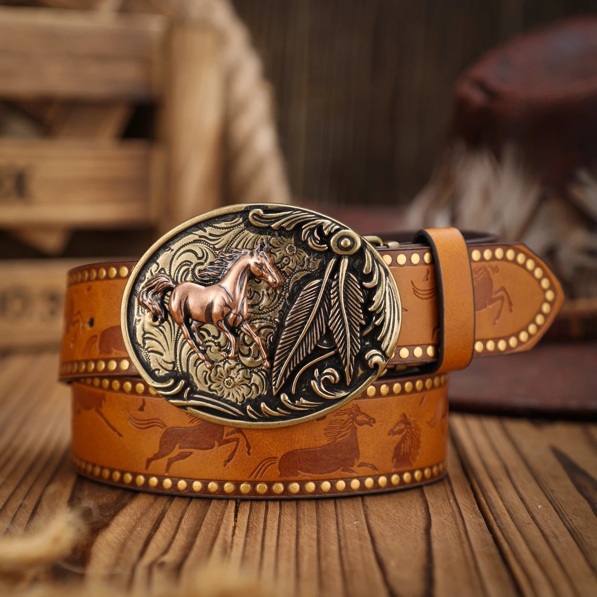 Ein Gürtel aus Kunstleder im westlichen Stil, sowohl für Männer als auch für Frauen, ein klassischer und lässiger Retro-Gürtel. – Detail 3
